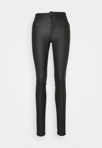 Jeans ajustados negros con un acabado de imitación cuero suave, cintura alta y diseño de cinco bolsillos. Cuenta con cierre de botón y cremallera.