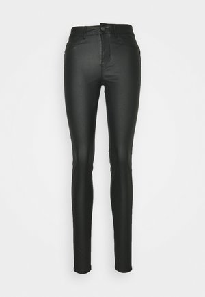 Černé skinny džíny s hladkým povrchem imitující kůži, vysokým pasem a pěti kapsami. Zahrnuje zapínání na knoflík a zip.