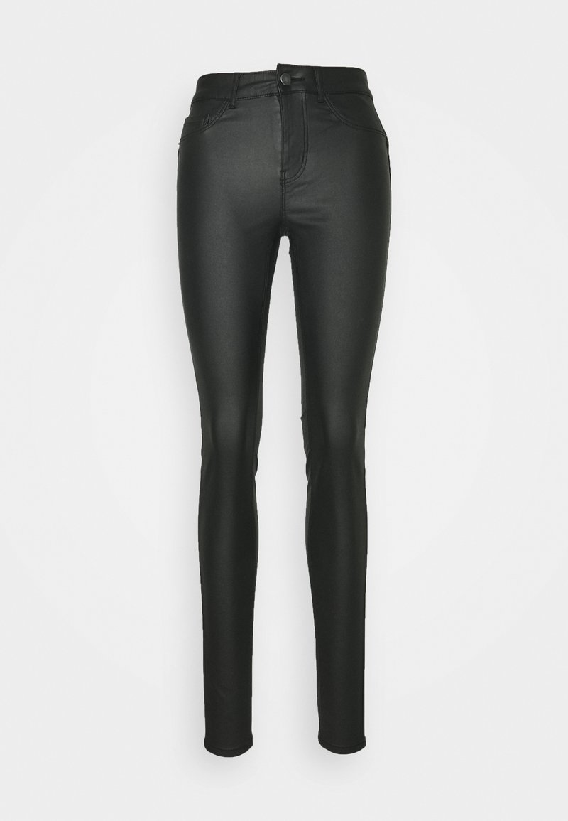 Jeans ajustados negros con un acabado de imitación cuero suave, cintura alta y diseño de cinco bolsillos. Cuenta con cierre de botón y cremallera.