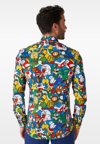 Bunt gemustertes Langarmhemd mit verschiedenen Cartoonfiguren, überwiegend in Blau, Gelb, Grün und Rot, mit einer glatten Textur.