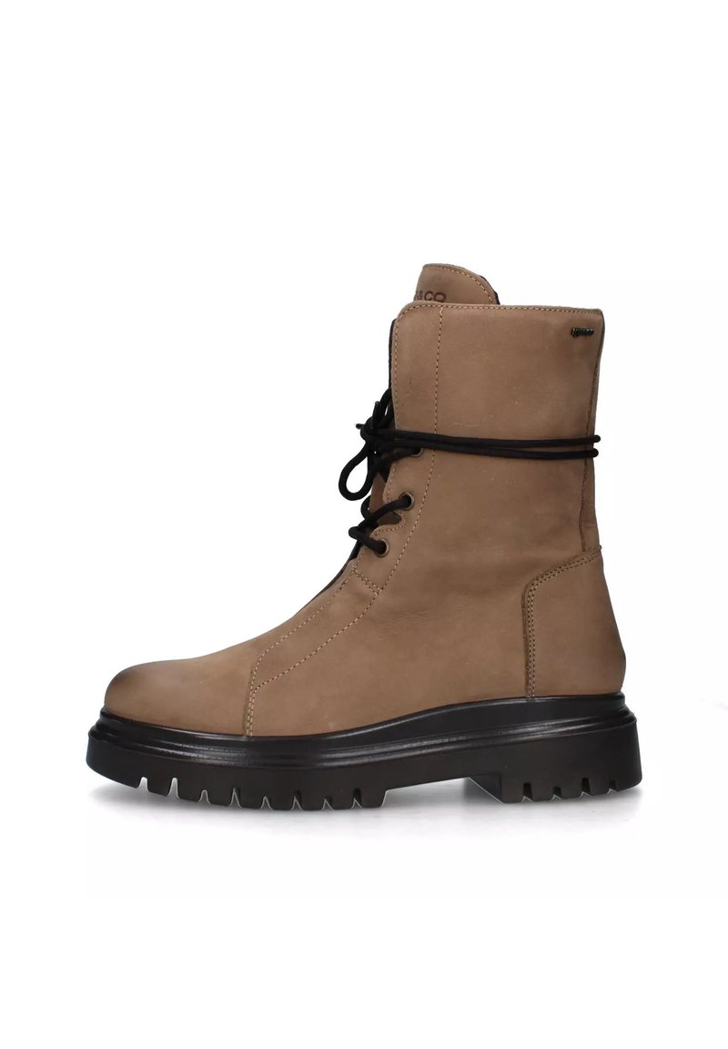 Stivaletti alla caviglia in suede beige con suola in gomma nera, lacci frontali, punta arrotondata e dettagli cuciti. Tallone rinforzato per un supporto extra.