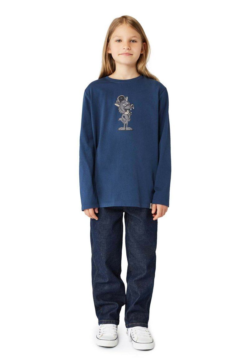 Marineblaue Langarmshirt mit einem Wolfsmotiv in der Mitte, kombiniert mit blauen Jeans und weißen Sneakers. Einfaches, lässiges Design.