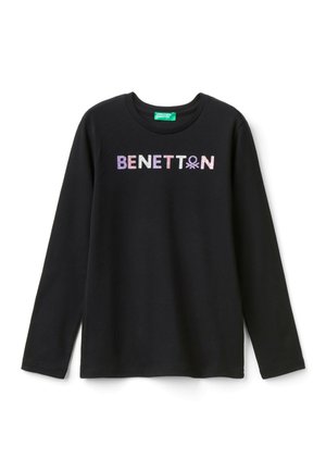 Maglietta nera a maniche lunghe in cotone con logo olografico "BENETTON" stampato sul petto. Collo rotondo e vestibilità standard.