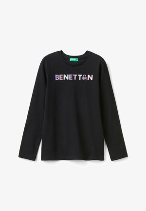 Czarna koszula z długim rękawem wykonana z bawełny, z holograficznym logo "BENETTON" nadrukowanym na piersi. Okrągły dekolt i standardowy krój.