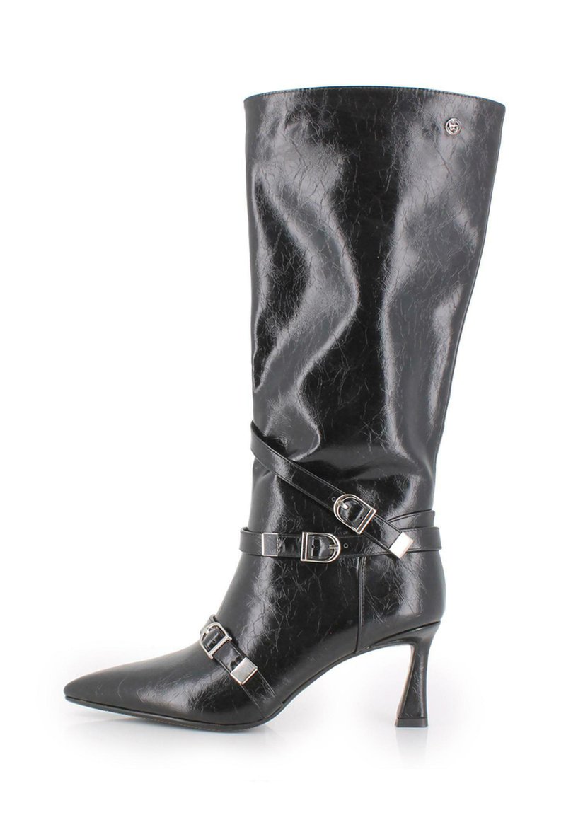 Bota de cuero negro hasta la rodilla con punta afilada, acabado texturizado, correas ajustables y acentos de hardware en tono plateado. Tacón moderadamente alto.