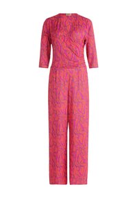 Lange jumpsuit in levendig roze met draaiende paarse patronen. Beschikt over driekwartmouwen en een losse pasvorm, gemaakt van een gladde stof.