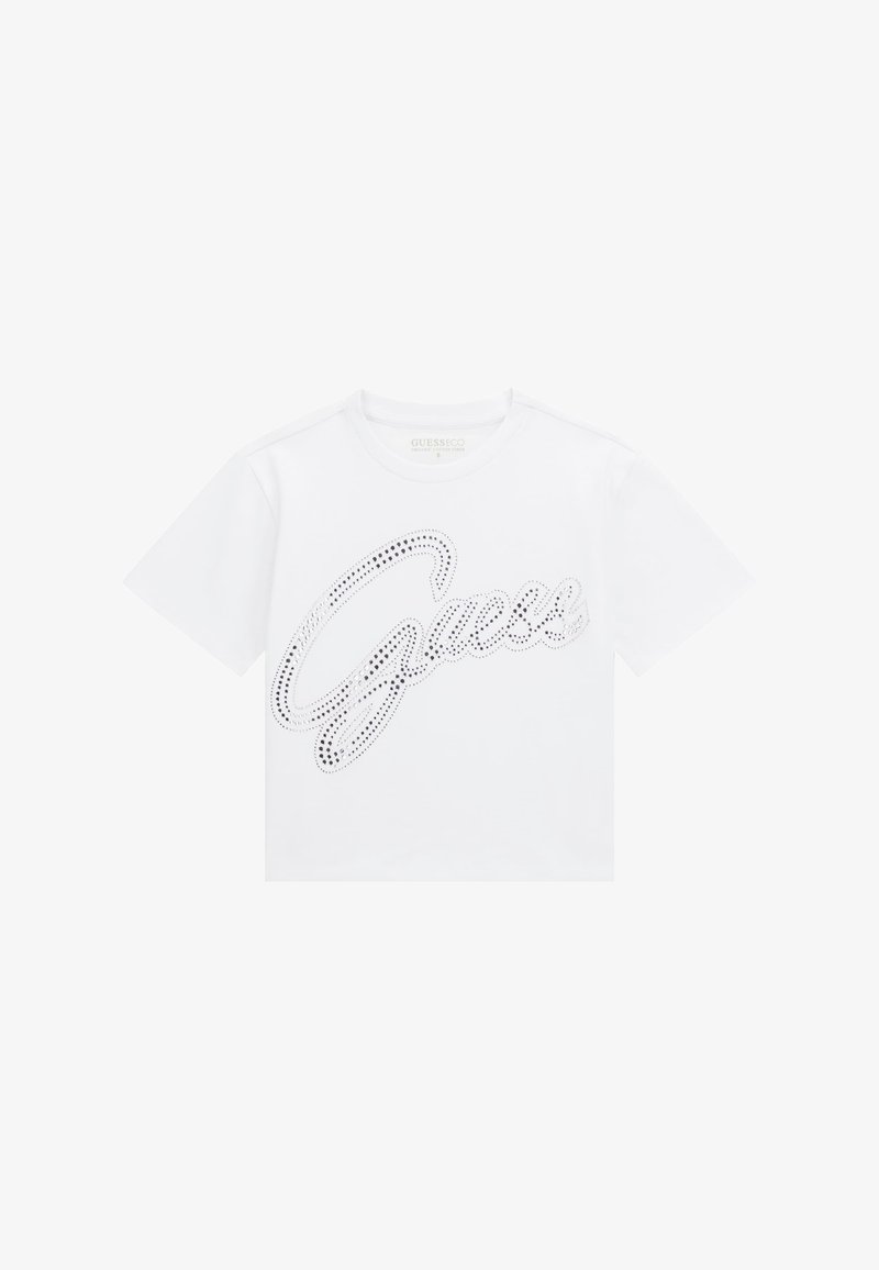 Bílý bavlněný tričko s krátkým rukávem, které na přední straně zdobí lesklé tečkované logo "Guess" v stříbrné barvě, s klasickým kulatým výstřihem.