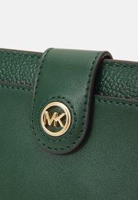 MICHAEL Michael Kors CHARM TAB BIFOLD - Rahakott - bosco