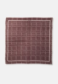 Fular cu model bordou în nuanțe de burgundă, cu linii geometrice albe. Margini franjurate și accente subtile ale logo-ului în colțuri. Fabricat dintr-un material moale și ușor.