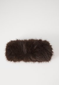 Mørkebrun, fluffy kunstpels pandebånd med en tykk, blød tekstur, lagt fladt på en hvid baggrund.