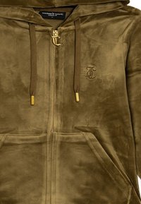 Felpa con cappuccio zip, realizzata in morbido tessuto verde oliva, dotata di tasche frontali, cappuccio con cordino e zip e dettagli color oro. Logo monogramma sul petto.