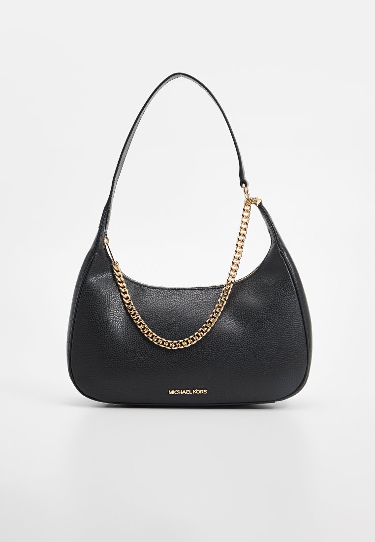 Borsa hobo in pelle nera con forma curvata, dotata di una tracolla con catena e dettaglio del logo in oro sulla parte anteriore. Finitura liscia e testurizzata.