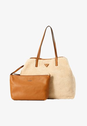 Borsa a tracolla realizzata in pelliccia sintetica crema con dettagli e manici in pelle marrone; include una pochette più piccola in pelle marrone con zip.