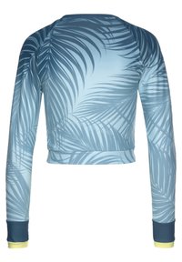 Korte mouwen crop top gemaakt van zachte stof, met een blauwe gradient en palmenbladpatronen, en contrasterende manchetten in donkerblauw en geel.