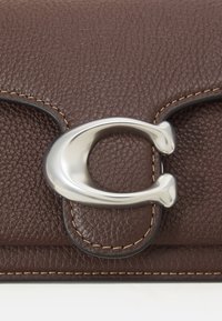 COACH POLISHED TABBY SHOULDER BAG  - Käekott - maple