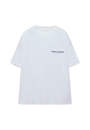 Weißes T-Shirt mit kurzen Ärmeln und rundem Ausschnitt mit kleinem dunkelblauem Text "OCEAN FLAVORS Society" auf der linken Brust.