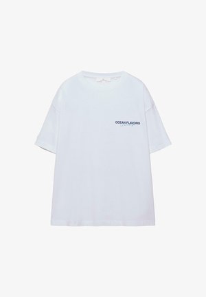Weißes T-Shirt mit kurzen Ärmeln und rundem Ausschnitt mit kleinem dunkelblauem Text "OCEAN FLAVORS Society" auf der linken Brust.