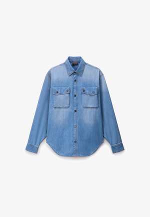 Denimskjorte, lyseblå, lange ærmer, knaplukning, to brystlommer, rundet kant, forstærkede syninger, standardkrave, afslappet stil.