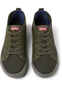 Sneaker in rete verde con suola in gomma grigia, caratterizzate da chiusura con lacci, dettagli di ventilazione e un'etichetta rossa con logo sulla linguetta.