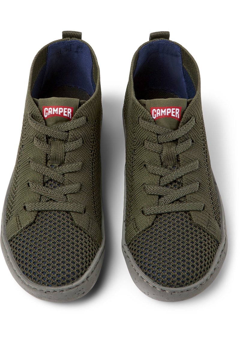 Grüne Mesh-Sneaker mit einer grauen Gummisohle, mit Schnürverschluss, Belüftungsdetails und einem roten Logo-Tag an der Zunge.