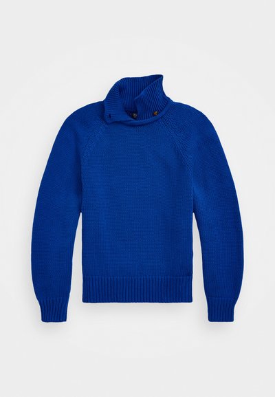 Suéter azul tricotado com gola alta, tecido texturizado, barra e punhos canelados, apresentando botões na gola para ajuste.