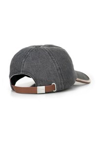 Cappello di denim grigio con visiera curva, fascetta regolabile marrone e un accento metallico. Presenta un tessuto testurizzato e dettagli cuciti.