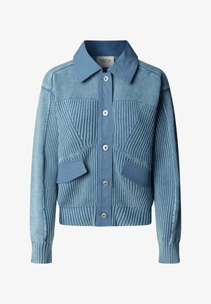 Cardigan di maglia azzurro chiaro con bottoni, texture a costine, collo a camicia, maniche lunghe e due tasche con patta in vita.