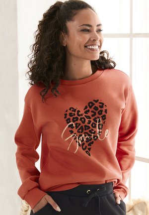Korallfarbener Sweatshirt mit Leopardenmuster-Herzdesign und dem Text "Smile". Verfügt über Bündchenärmel und einen runden Halsausschnitt. Weicher Stoff.