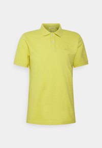 Polo jaune en coton, muni d'un col classique, de manches courtes, d'une patte à deux boutons et d'un logo brodé sur la poitrine.