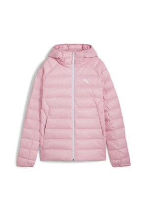 Vadderad rosa jacka med huva, med dragkedja fram och vit logotyp. Slät textur och quiltat mönster med långa ärmar.