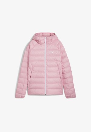 Pūkuota rožinė striukė su gobtuvu, turinti priekinį užtrauktuką ir baltą logotipą. Lygus paviršius ir siuvinėtas dizainas su ilgomis rankovėmis.