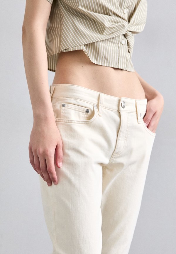LOW RISE BOYFRIEND - Slim fit jeans - ecru2