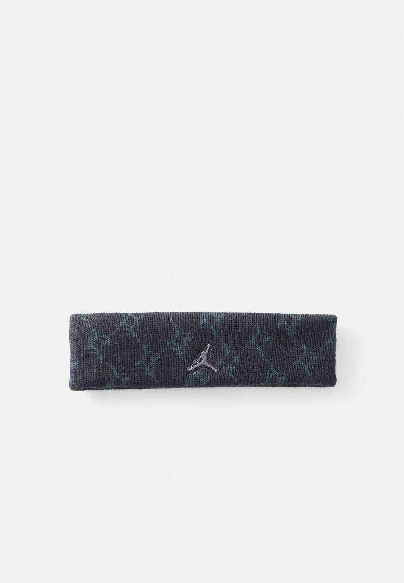Faixa de cabelo de tecido azul escuro com um padrão texturizado, apresentando um pequeno logótipo em relevo de um lado. A largura é moderada, com um acabamento suave.
