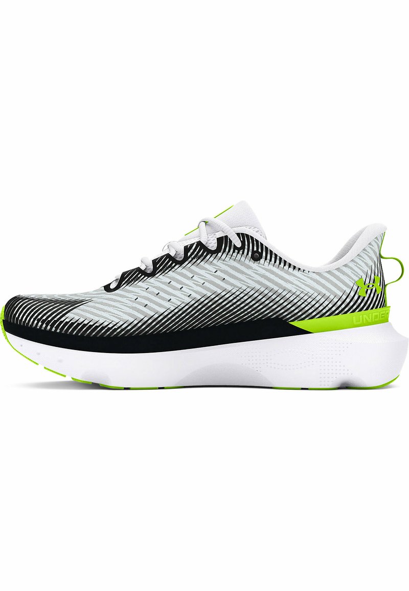 Chaussures de course avec une tige en mesh léger, présentant un motif rayé noir et blanc. Accents vert néon sur la semelle et la marque.