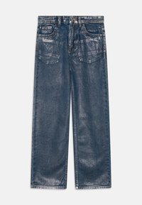 Široké džínsy vyrobené z tmavomodrého denimu, s vyblednutou textúrou, piatimi vreckami a striebornými prvkami na gombíku a nitkách.