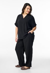 Zizzi LOCKERE MIT KURZEN ÄRMELN - Bluse - black
