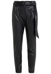 Zwarte leren broek met een ceintuur in de taille, voorzien van een losse pasvorm, plooien, zakken aan de zijkanten en opvallende stiksels.