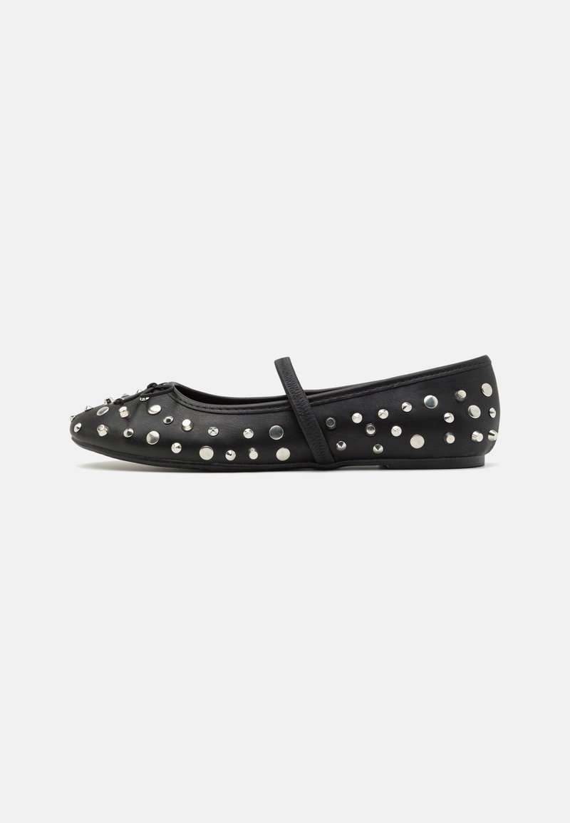 Ballet flat nera in pelle, con decorativi borchie in argento. Include una cinghia sul piede e un design a punta rotonda.