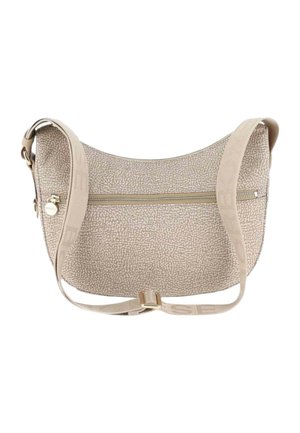 Borsa hobo in materiale testurizzato beige chiaro con forma curva, tasca frontale con zip e tracolla con logo per una portabilità regolabile.
