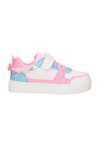 Sneaker bianco con accenti di glitter blu e rosa. Presenta una chiusura in velcro, una parte superiore testurizzata e un ornamento decorativo con gioiello sul tallone.