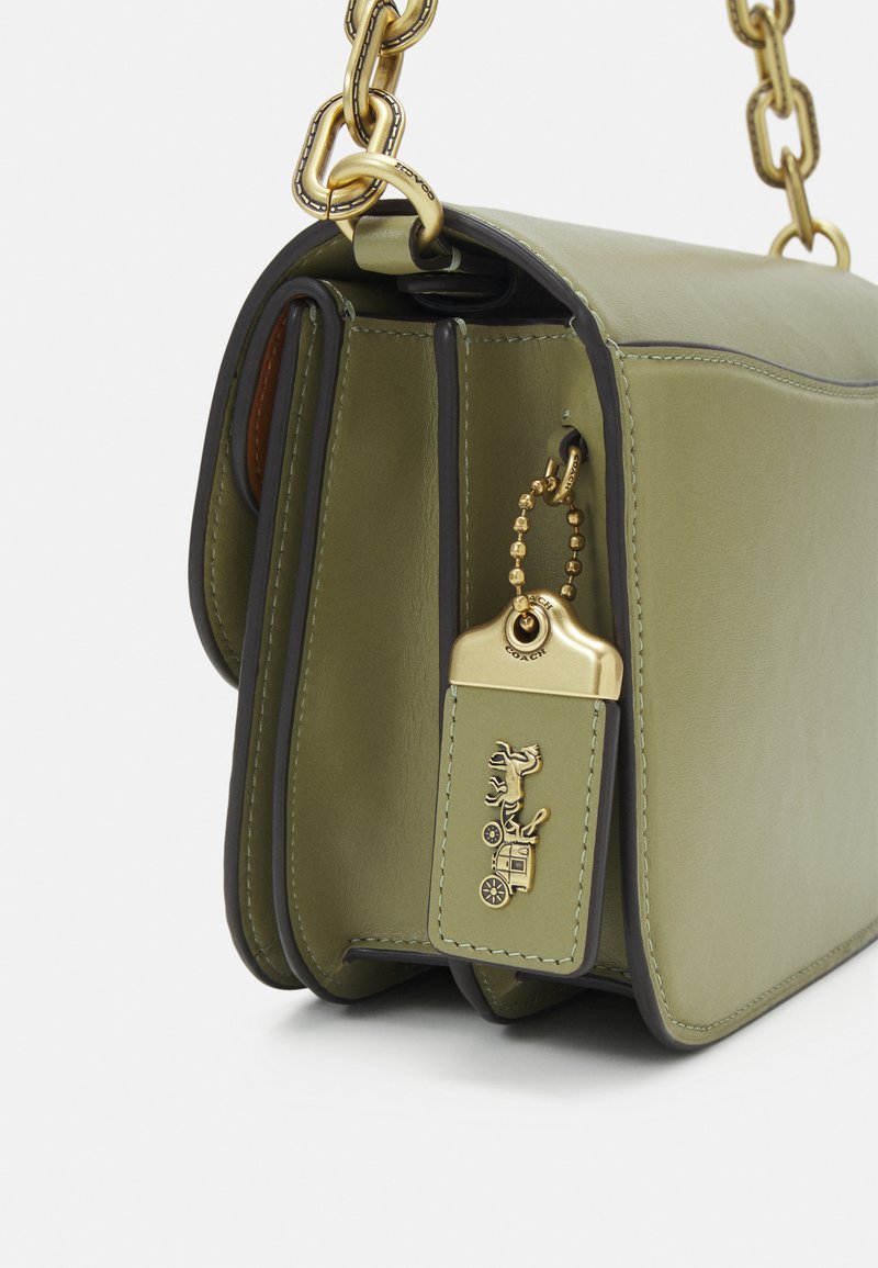 Olivegrünes Leder-Handtasche mit strukturiertem Design, ausgestattet mit goldenen Beschlägen, einer Kettenriemen und einem Etikett mit geprägten Details.