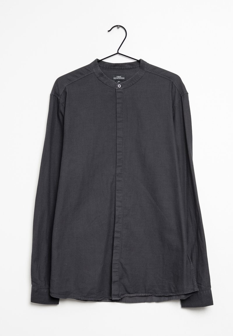 Langsleeve shirt in antracietgrijs, met een kraagloos ontwerp, gestructureerde stof, voorkant met knoopsluiting en contrasterende schouderaccenten.