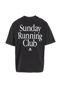 Černé bavlněné tričko s krátkým rukávem. Na zádech velký bílý nápis "Sunday Running Club." Menší logo ve spodní části uprostřed.
