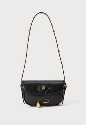 Sac à main en cuir noir au design structuré, comportant un logo doré, un accent de cadenas et une bandoulière agrémentée de chaînes.