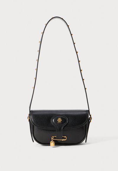 Sac à main en cuir noir au design structuré, comportant un logo doré, un accent de cadenas et une bandoulière agrémentée de chaînes.
