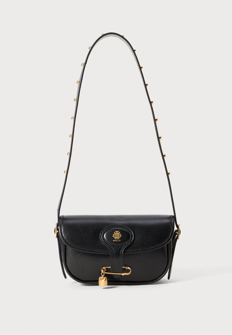 Sac à main en cuir noir au design structuré, comportant un logo doré, un accent de cadenas et une bandoulière agrémentée de chaînes.