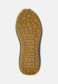 Black sole with textured yellow rubber featuring circular patterns and a prominent "CAMPE" logo, size 38 visible.