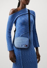 Tommy Jeans DAILY CROSSOVER - Axelremsväska - moderate blue