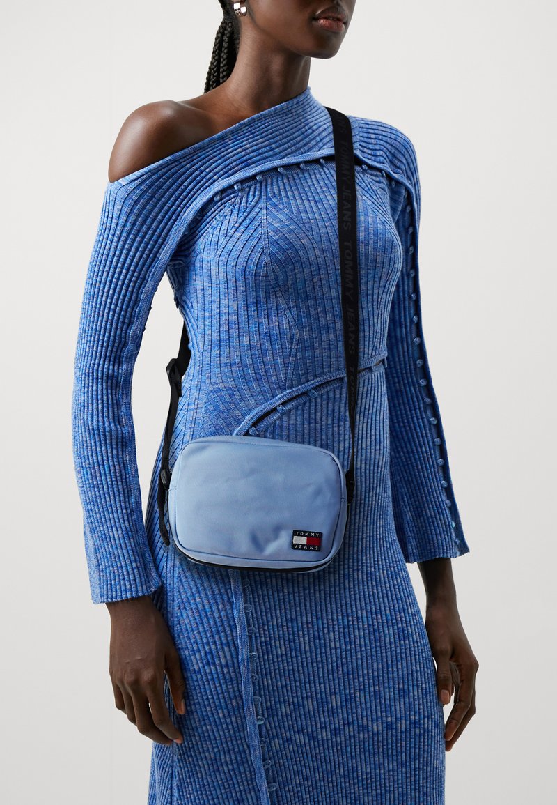 Tommy Jeans DAILY CROSSOVER - Axelremsväska - moderate blue
