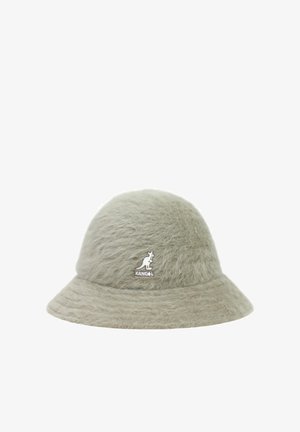 Cappello a secchiello in pelliccia grigia con una texture morbida, caratterizzato da un logo Kangol ricamato sul davanti. Corona arrotondata e tesa larga.